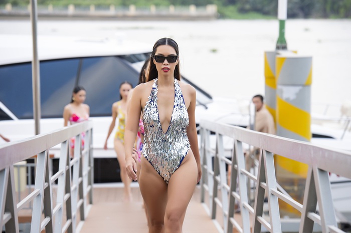 Siêu mẫu Hà Anh diện bikini, đi du thuyền 13 tỷ - Ảnh 4.