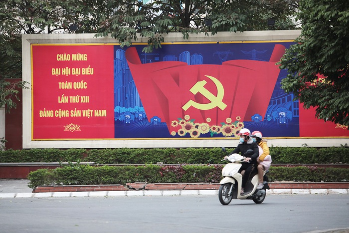 Phố phường Hà Nội trang hoàng rực rỡ chào mừng Đại hội lần thứ XIII của Đảng - Ảnh 1.