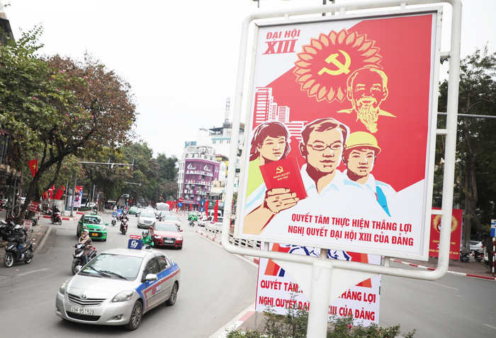 Phố phường Hà Nội trang hoàng rực rỡ chào mừng Đại hội lần thứ XIII của Đảng - Ảnh 4.