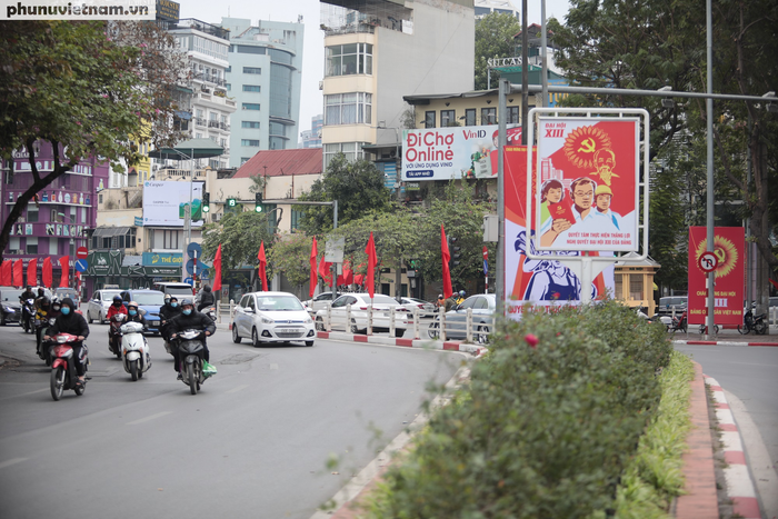 Phố phường Hà Nội trang hoàng rực rỡ chào mừng Đại hội lần thứ XIII của Đảng - Ảnh 3.