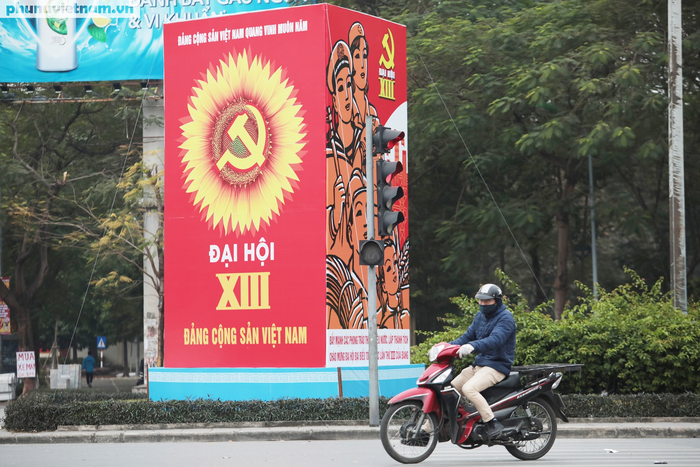 Phố phường Hà Nội trang hoàng rực rỡ chào mừng Đại hội lần thứ XIII của Đảng - Ảnh 2.