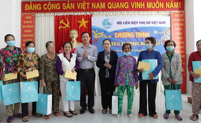 “Tết yêu thương” đến với phụ nữ và trẻ em tỉnh Hậu Giang - Ảnh 3.