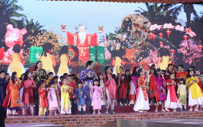 Lễ hội Tết Việt 2021: Lễ hội Tết Việt 2021 đang đến gần. Là một trong những lễ hội lớn nhất trong năm, lễ hội Tết đán là dịp tụ hội, quây quần gia đình và tìm hiểu về văn hóa truyền thống của dân tộc. Hãy tham gia vào lễ hội để cảm nhận niềm vui đón xuân, tràn đầy năng lượng trong tiết trời se lạnh đầu năm.