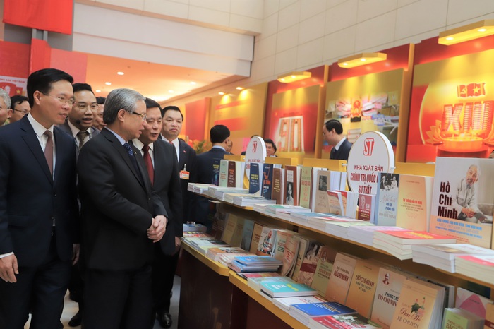Khai trương Trung tâm báo chí và khu trưng bày sách, báo phục vụ Đại hội XIII của Đảng - Ảnh 3.