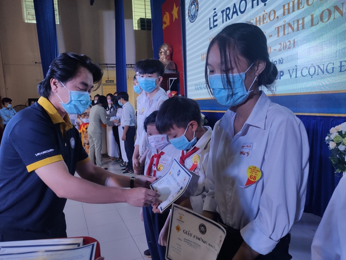 Saigontourist Group trao học bổng cho học sinh nghèo hiếu học - Ảnh 1.