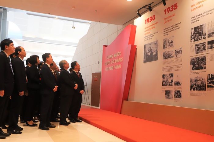 Khai trương Trung tâm báo chí và khu trưng bày sách, báo phục vụ Đại hội XIII của Đảng - Ảnh 5.