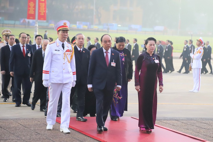 Đại biểu dự Đại hội XIII của Đảng vào Lăng viếng Chủ tịch Hồ Chí Minh - Ảnh 1.