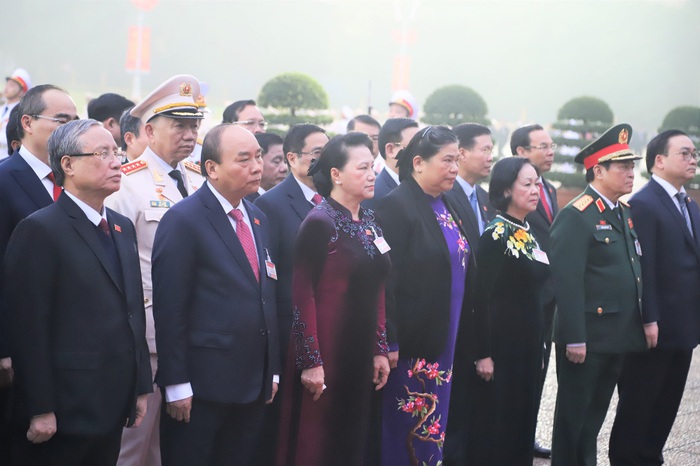 Đại biểu dự Đại hội XIII của Đảng vào Lăng viếng Chủ tịch Hồ Chí Minh - Ảnh 2.