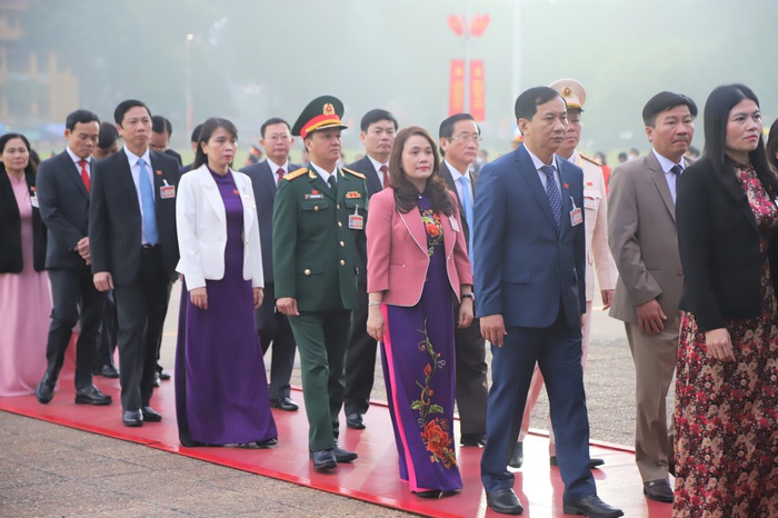 Đại biểu dự Đại hội XIII của Đảng vào Lăng viếng Chủ tịch Hồ Chí Minh - Ảnh 5.