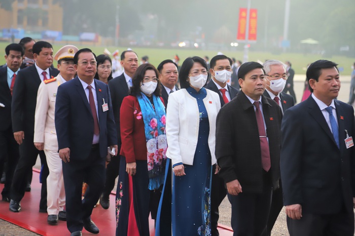 Đại biểu dự Đại hội XIII của Đảng vào Lăng viếng Chủ tịch Hồ Chí Minh - Ảnh 4.