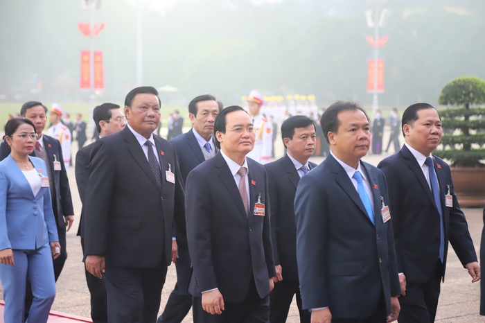 Đại biểu dự Đại hội XIII của Đảng vào Lăng viếng Chủ tịch Hồ Chí Minh - Ảnh 9.