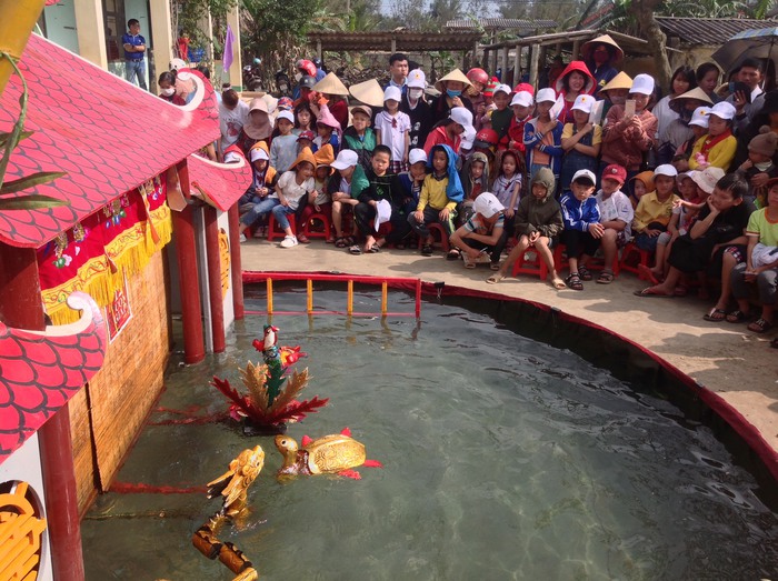 Phần lớn học sinh trường tiểu học Bình MInh (Hưng Thủy, Lệ Thủy, Quảng Bình) lần đầu được trực tiếp xem múa rối nước