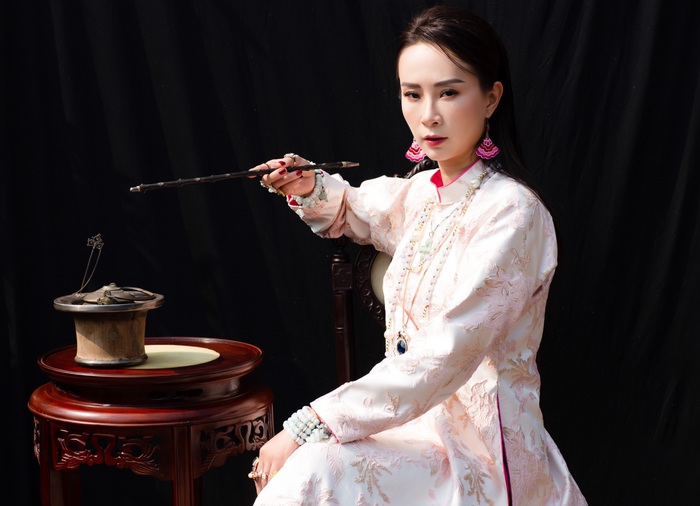 Hoa hậu biển Vũ Ngọc Diệp thả dáng trong BST áo dài gấm hoa  - Ảnh 5.