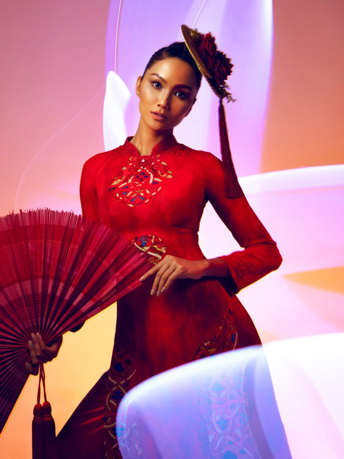 Lựa chọn áo dài sắc đỏ tươi tắn giúp Hoa hậu H’Hen Niê nổi bật hơn trong dịp Tết đến xuân về