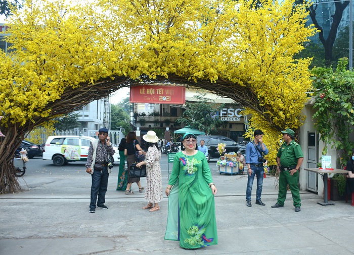Phụ nữ Sài Gòn xúng xính váy áo chào Tết ở đường mai - Ảnh 6.