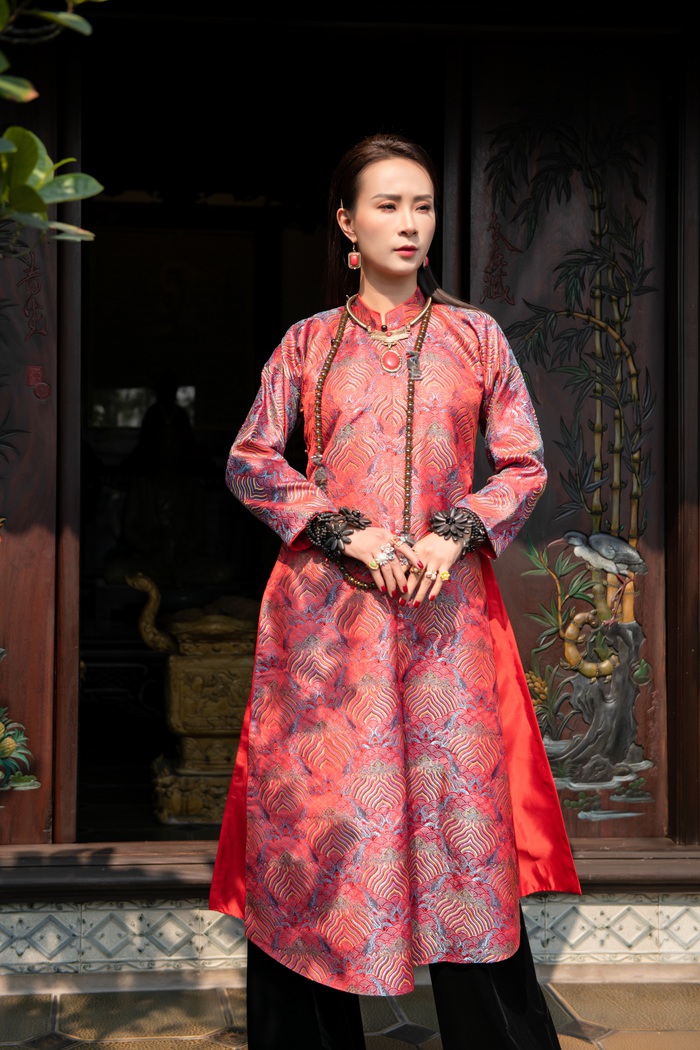 Hoa hậu biển Vũ Ngọc Diệp thả dáng trong BST áo dài gấm hoa  - Ảnh 2.