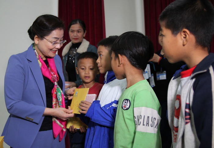 Trao học bổng “Nâng bước em đến trường” cho học sinh nghèo và tặng quà cho phụ nữ yếu thế ở Nghệ An - Ảnh 1.