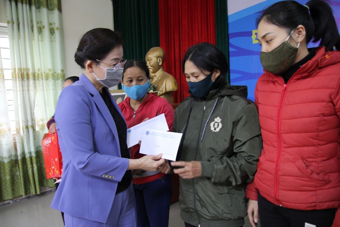 Trao học bổng “Nâng bước em đến trường” cho học sinh nghèo và tặng quà cho phụ nữ yếu thế ở Nghệ An - Ảnh 5.