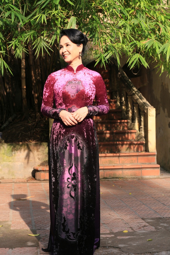 Xuất hiện tại Lễ trao giải Cánh Diều 2019, NSND Lan Hương chọn chiếc áo dài chất liệu nhung sang trọng