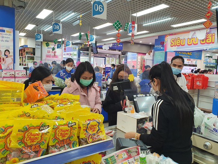 Hà Nội: Tình cảnh trái ngược tại siêu thị và chợ dân sinh trong việc phòng chống dịch COVID-19 - Ảnh 3.