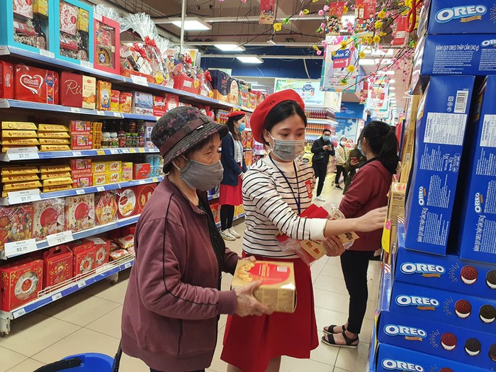 Hà Nội: Tình cảnh trái ngược tại siêu thị và chợ dân sinh trong việc phòng chống dịch COVID-19 - Ảnh 2.