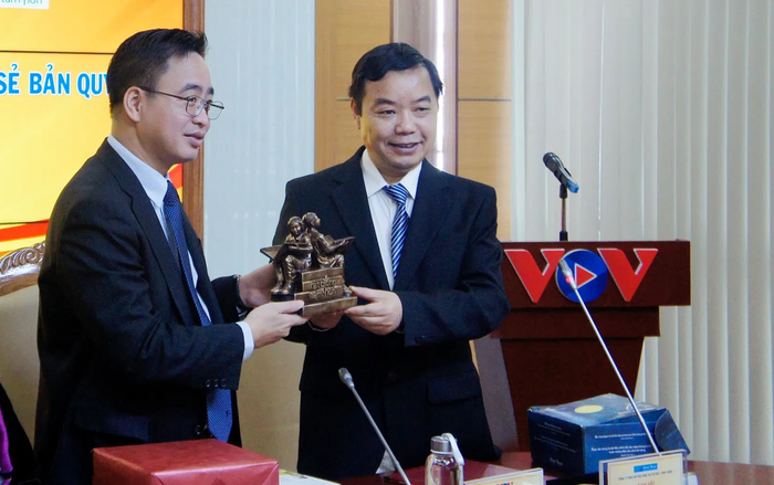 Phó Tổng Giám đốc Đài Tiếng nói Việt Nam và ông Nguyễn Văn Phước - đại diện First News trong buổi ký kết hợp tác