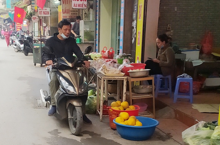 Hà Nội: Tình cảnh trái ngược tại siêu thị và chợ dân sinh trong việc phòng chống dịch COVID-19 - Ảnh 5.