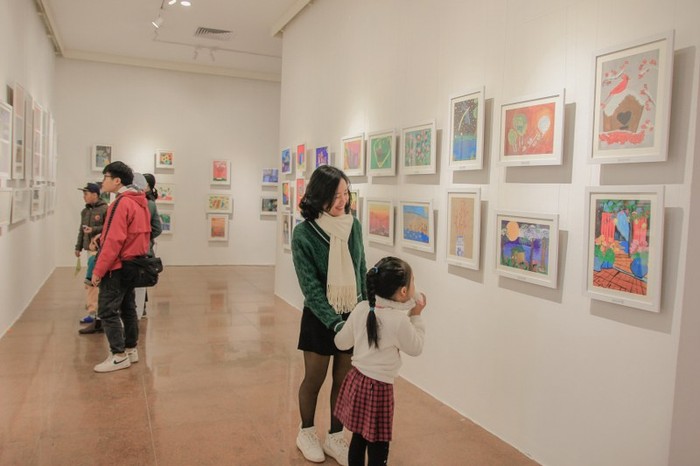 Hơn 500 bức tranh của 100 nghệ sĩ nhí được trưng bày tại Hà Nội - Ảnh 1.