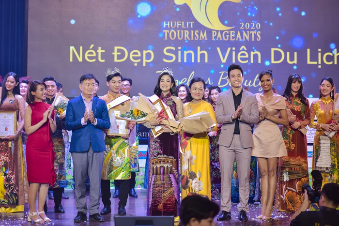 Nam vương Cao Xuân Tài chúc mừng các thí sinh đoạt giải