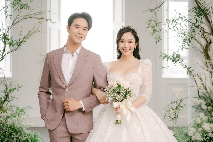 Trước thềm hôn lễ diễn ra vào ngày 11.1, MC Thùy Linh và ông xã là diễn viên Phùng Đức Hiếu vừa tiết lộ những hình ảnh trong bộ ảnh cưới của mình.