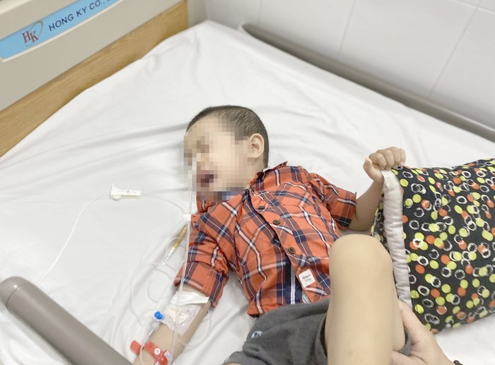Bé trai 4 tuổi bị bỏng, viêm loét thực quản do nuốt phải pin  - Ảnh 1.