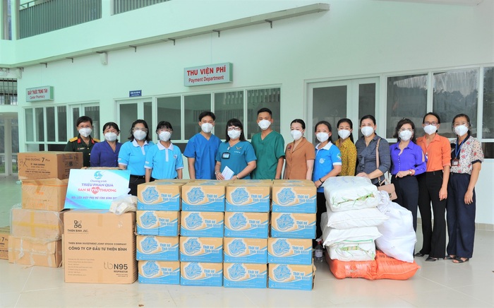 Cán bộ, y bác sĩ tại Trung tâm y tế huyện Bắc Tân Uyên tiếp nhận số lượng quà từ Ban Công tác phía Nam, Hội LHPN Việt Nam