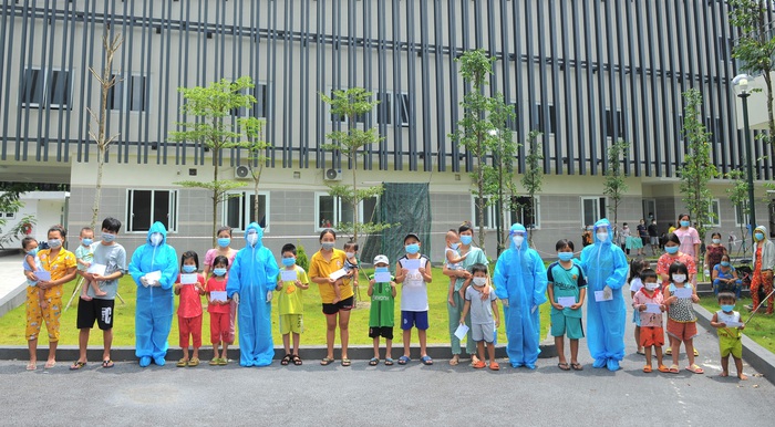 Trẻ em đang cùng gia đình điều trị F0 tại Trung tâm Y tế huyện Bắc Tân Uyên  nhận tiền hỗ trợ