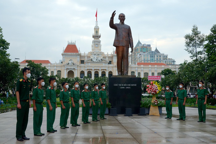 Các chiến sĩ tham gia công tác hỗ trợ tại ở P15 Q10 được các anh chị ở địa phương tranh thủ lúc ngơi việc cho ra dâng hoa và chụp ảnh  ở tượng Bác để kỷ niệm những ngày có mặt và cùng người dân Sài Gòn phòng chống đại dịch