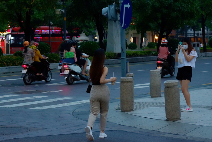 Đôi bạn gái tranh thủ làm vài kiểu ảnh &quot;street style&quot; (ảnh đường phố) dù Phố đi bộ Nguyễn Huệ chưa mở cửa