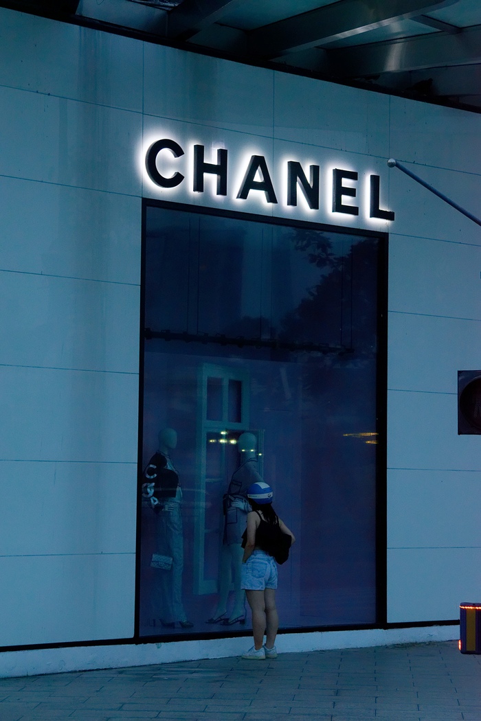 Một &quot;tín đồ&quot; thời trang đang ngẩn ngơ trước bộ trang phục của thương hiệu hàng đầu thế giới trưng bày trước khách sạn Rex