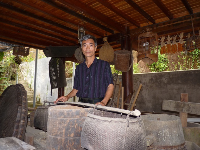 Người chuyên sưu tầm "đồ bỏ đi", người gắn cả chục nghìn bát đĩa cổ lên tường nhà - Ảnh 1. Người chuyên sưu tầm "đồ bỏ đi", người gắn cả chục nghìn bát đĩa cổ lên tường nhà - Ảnh 1.