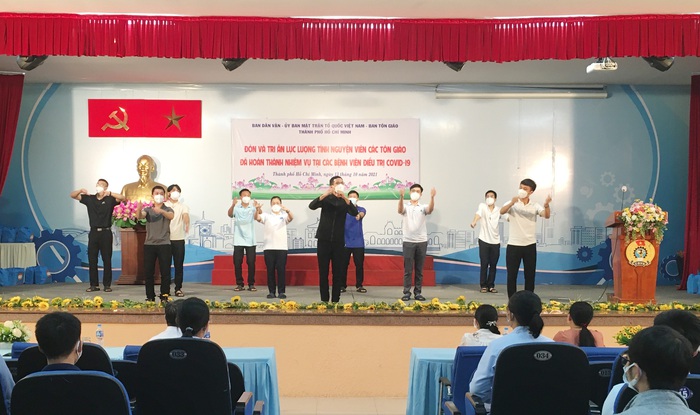 TPHCM đón 69 tình nguyện viên tôn giáo trở về - Ảnh 1. TPHCM đón 69 tình nguyện viên tôn giáo trở về - Ảnh 1.