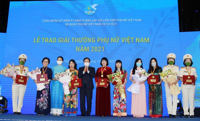 Giải thưởng Phụ nữ Việt Nam năm 2021 gọi tên 6 tập thể và 10 cá nhân xuất sắc - Ảnh 1.