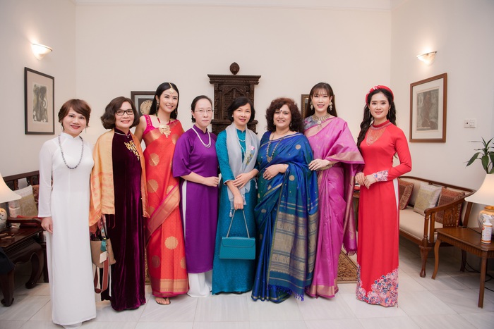 Hai hoa hậu chụp ảnh kỷ niệm với Phu nhân Đại sứ Ấn Độ và nhiều vị khách