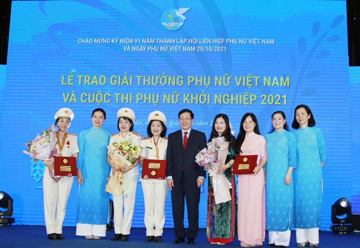 Bản lĩnh trong chuyên án, dịu dàng giữa đời thường - Ảnh 1.