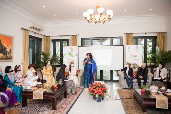 Bà Manu Verma - phu nhân ngài Đại sứ Ấn Độ tại Việt Nam  trình bày về nét đẹp văn hóa thông qua trang phục truyền thống của phụ nữ Ấn Độ - Việt Nam