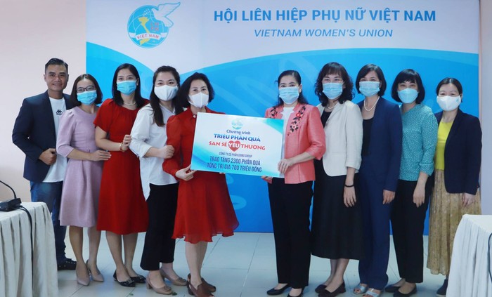 Hội LHPN Việt Nam tiếp nhận 2.300 phần quà san sẻ yêu thương  - Ảnh 1.