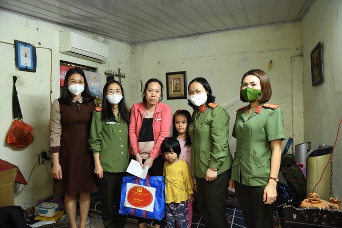 Các chị trong Hội Phụ nữ Cục A05 thăm hỏi, chia sẻ với gia đình chị Lưu Thị Thủy