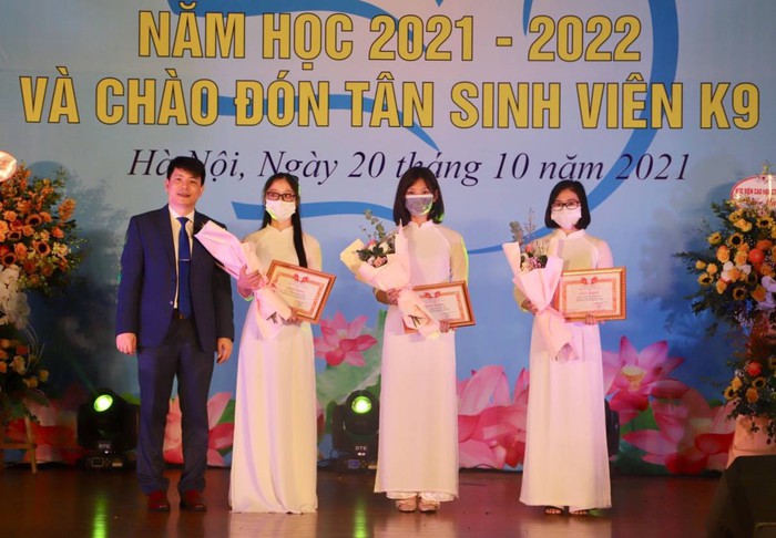 Học viện Phụ nữ Việt Nam chào đón hơn 1.150 sinh viên bước vào năm học 2021-2022 - Ảnh 1.