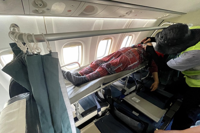 Lắp cáng trên máy bay đưa nữ hành khách 90 tuổi từ Côn Đảo về TP.HCM - Ảnh 1.