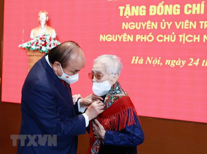 Chủ tịch nước trao huy hiệu 75 năm tuổi Đảng cho bà Nguyễn Thị Bình - Ảnh 1.