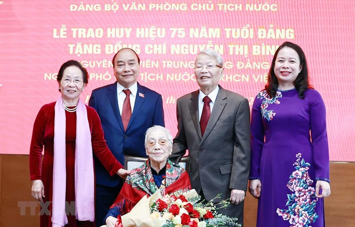 Chủ tịch nước trao huy hiệu 75 năm tuổi Đảng cho bà Nguyễn Thị Bình - Ảnh 2.