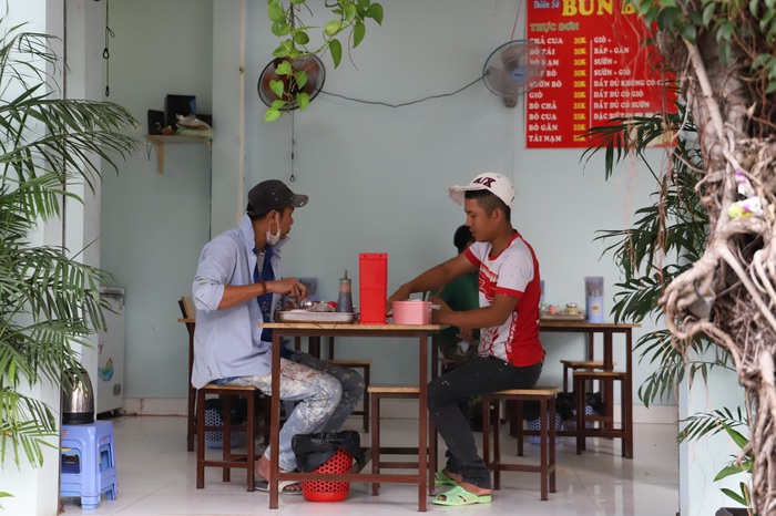 Người dân TPHCM thích thú khi được ngồi ăn sáng, uống cà phê tại chỗ  - Ảnh 1.