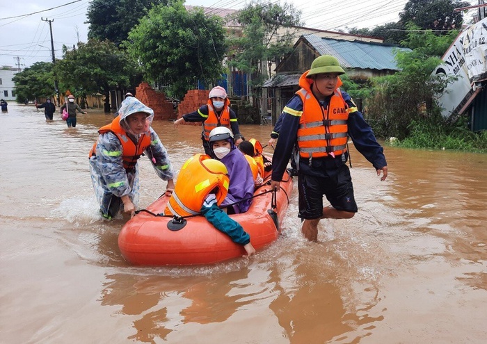 Giải cứu hàng trăm học sinh ở Quảng Trị bị nước lũ bủa vây - Ảnh 2.